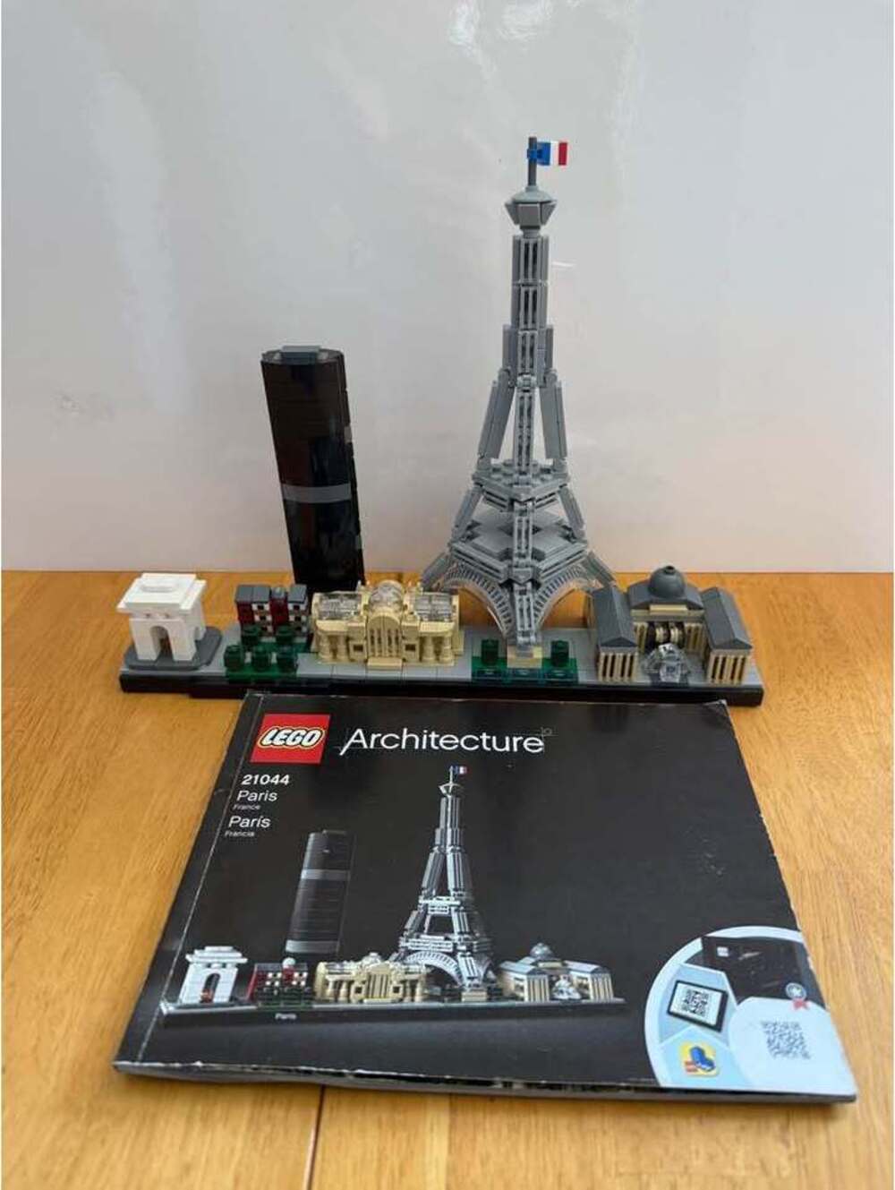 LEGO Architecture Paris Skyline 21044-- Complete but without the box